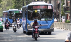 TP.HCM khuyến khích sinh viên sử dụng xe buýt nhằm góp phần giảm ùn tắc giao thông