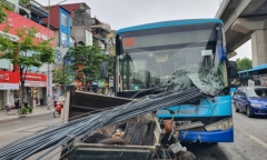 Tin tức tai nạn giao thông mới ngày 9/5: Xe ba bánh tự chế chở sắt xuyên thủng kính lái đầu xe buýt