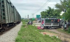 Tin tức tai nạn giao thông mới ngày 23/5: Tàu chở hàng tông ô tô tải, 2 người bị thương