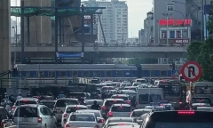 Tin tức tai nạn giao thông mới ngày 19/6: Xe cộ ùn ứ vì tàu hỏa chắn ngang ngã tư