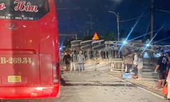 Tin tức tai nạn giao thông mới ngày 16/7: Xe containe lật giữa đường sau va chạm với ô tô khách