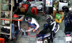 Clip: Ngủ say, chủ nhà bị trộm lẻn vào 