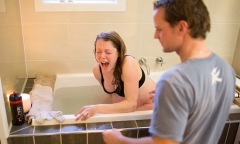 Người đàn ông tự tay đỡ đẻ cho vợ mình chỉ nhờ một cuộc điện thoại