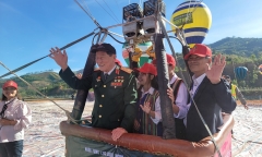 Học sinh vùng cao hào hứng bay khinh khí cầu cùng Anh hùng Phạm Tuân