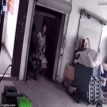 Video: Thang máy đột ngột rơi tự do, nam công nhân may mắn thoát nạn khó tin