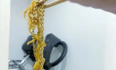 Ăn mì xào ở chợ, người đàn ông “cười không khép được miệng” vì gắp được thứ khó tin
