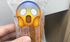Cô nàng hào hứng bóc hộp bánh ngon nhưng đập vào mắt lại là cảnh tượng khó tin