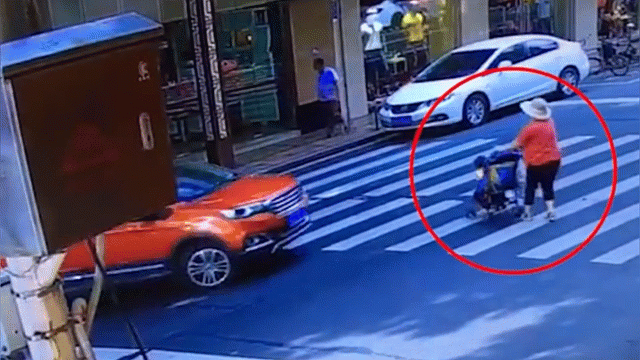 Video: Ô tô đâm trúng xe đẩy, bé trai thoát nạn thần kỳ