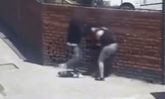 Clip: Gã đàn ông đánh bạn gái đến bất tỉnh ngay giữa phố và cái kết đắng ngắt