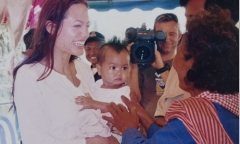 Lý do Angelina Jolie nhận con nuôi được tiết lộ, nụ cười rạng rỡ của cậu bé đã chinh phục đại minh tinh
