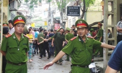 Mẹ của kẻ bắt cóc con tin: Giờ tôi không dám ngẩng mặt ra đường