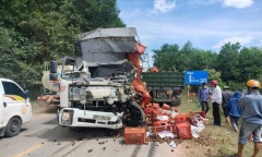Tin tức tai nạn giao thông ngày 13/8: Xe tải đối đầu xe container, một tài xế tử vong