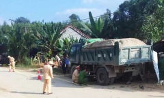 Điều tra vụ nữ sinh lớp 6 tử vong thương tâm dưới bánh xe chở vật liệu ở Hà Tĩnh