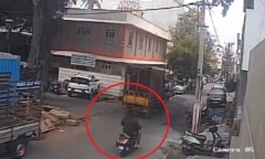 Clip: Bị cành cây rơi trúng đầu, người đàn ông đi xe máy tử vong thương tâm