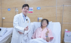 Cô gái trẻ phát hiện vỡ túi ngực khi mang thai ở tuần 32