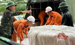 Hỗ trợ khẩn cấp trang thiết bị và nhân lực ứng phó mưa lũ tại Miền Trung