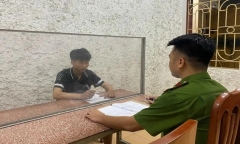 Nam thanh niên đi xe máy không đội mũ bảo hiểm, đâm CSGT bị thương