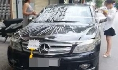 Bị người lạ đỗ xe chặn trước cửa, hai cô gái ra tay 