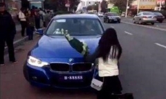 Cô gái ôm hoa quỳ trước đầu xe BMW, nguyên nhân khiến dân tình xôn xao tranh cãi