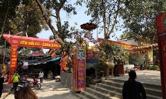 Bé gái sơ sinh bị bỏ rơi bên cạnh đường vào đền Đôi Cô