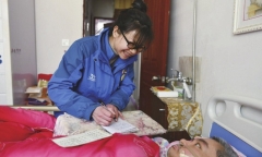 Người vợ trẻ 10 năm chăm chồng nằm liệt giường, giao tiếp bằng mật mã số