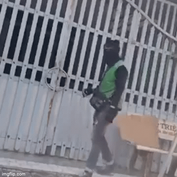Shipper loay hoay tìm cách đưa hàng vào sân cho khách, phát hiện sau đó khiến anh sững sờ