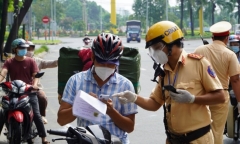 CSGT có được kiểm tra giấy tờ người ngồi sau xe máy
