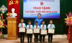 Trao Huy hiệu Tuổi trẻ dũng cảm cho 5 học sinh cứu 2 em nhỏ giữa dòng nước xiết