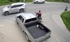 Clip: Người đàn ông bất ngờ lao vào gầm xe bán tải khi đang lưu thông