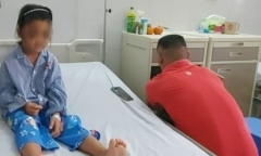 Đình chỉ giáo viên dùng thước kẻ gõ vào đầu học sinh