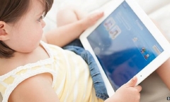 Bất mãn với hình phạt của mẹ, bé gái 13 tuổi bỏ đi, trốn trong nhà hoang để chơi game