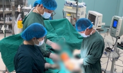 Hà Nội: Người phụ nữ va chạm xe tải khiến chân trái tổn thương nghiêm trọng