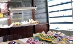 Trung Quốc: Dép nhựa chứa chất gây dậy thì sớm bán tràn lan khiến cha mẹ lo lắng