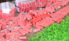Đốt pháo khi đến nhà người thân chúc Tết, thanh niên 27 tuổi tử vong