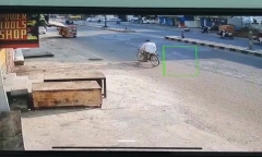 Khoảnh khắc tài xế xe buýt đánh lái, tông ngã 2 tên cướp trên phố