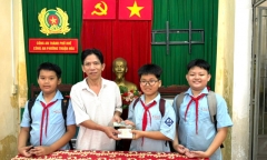 Tin tức thời sự hôm nay (12/4): 3 học sinh nhặt được ví tiền, trả người đánh rơi