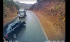 Clip: Vượt ẩu ở khúc cua hẹp, ô tô suýt gặp nạn nghiêm trọng
