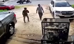 Clip: Hai người đàn ông “hồn vía lên mây” vì thứ kinh hoàng dưới nắp capo ô tô
