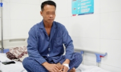 Tưởng phải gắn bó với xe lăn, người đàn ông 47 tuổi bất ngờ đứng vững sau ca mổ