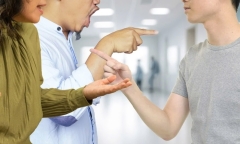 Bố mẹ nhẫn tâm tống con trai vào viện tâm thần vì điều này