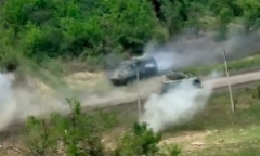 Thiết giáp BTR-82A Nga và M2 Bradley Ukraine đối đầu trực diện gay cấn