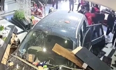 Clip: Ô tô mất lái lao thẳng vào sảnh nhà hàng hải sản, tông sập quầy lễ tân