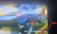 Clip: Tài xế lên cơn động kinh, xe buýt mất kiểm soát gây tai nạn liên hoàn