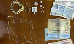 Nhặt được ví tiền chứa vàng và sổ tiết kiệm, người đàn ông có quyết định bất ngờ