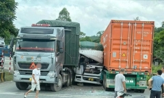 Tin tức tai nạn giao thông mới nhất ngày 18/7: Ô tô tải bị 2 xe đầu kéo kẹp đầu