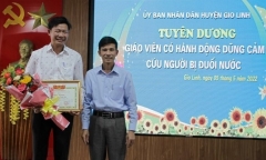 Thầy giáo ở Quảng Trị dũng cảm lao xuống biển cứu người bị đuối nước