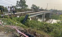 Phát hiện 2 thanh niên tử vong dưới kênh, xe máy còn sáng đèn