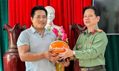 Người đàn ông dũng cảm cứu 4 người trong một gia đình khỏi đuối nước 