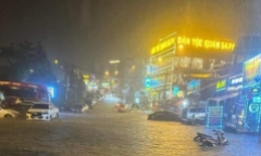 Sapa ngập lụt giữa đêm, nhiều phương tiện “bơi” trong nước