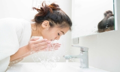 Những thói quen tưởng chừng có lợi nhưng lại âm thầm hủy hoại lan da 